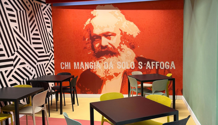 Spazio comune con tavoli per lo studio e la socialità