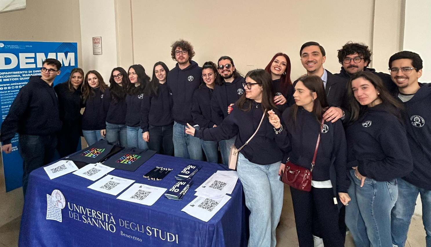 gruppo di studenti con felpe blu unisannio