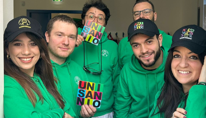 gruppo di studenti con felpe verdi unisannio
