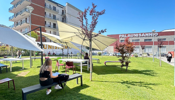foto di un giardino universitario con studentesse