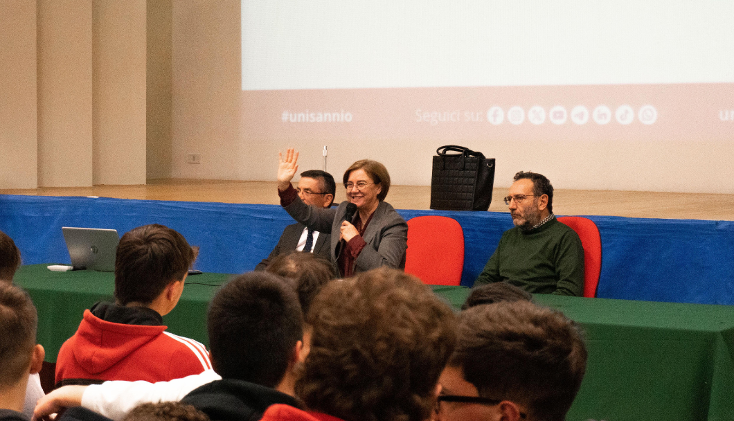 foto del saluto di una dirigente scolastica