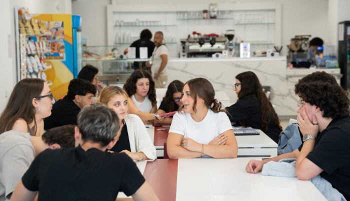 interno mensa con studenti