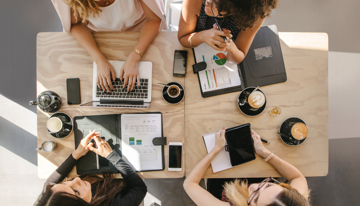donne a lavoro intorno a un tavolo