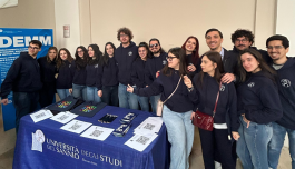 gruppo di studenti con felpe blu unisannio