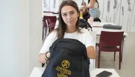 Ragazza con uno zaino