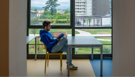Studente che legge un libro