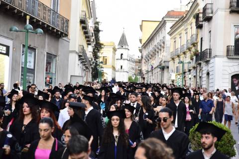 foto del corteo di laureati su corso garibaldi