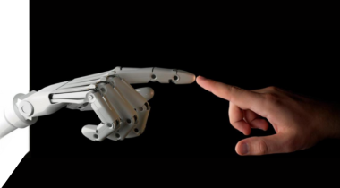 una mano robot e una umana che si toccano