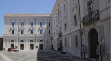 Foto dell'entrata di palazzo de simone